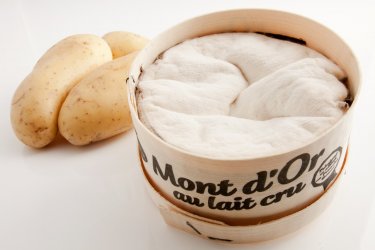 Fromage le Mont d'Or. Louis Renaud - Adobe Stock