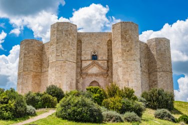 Castel del Monte. - Takashi Images - Shutterstock.com