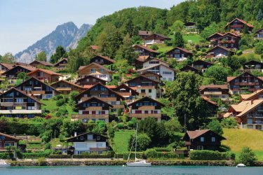 Sur les rives du lac de Thoune. - Luxiangjian4711 - iStockphoto