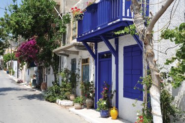 Petite rue aux couleurs typiques de la Grèce, ici à Myrtos. - Clubfoto - iStockphoto