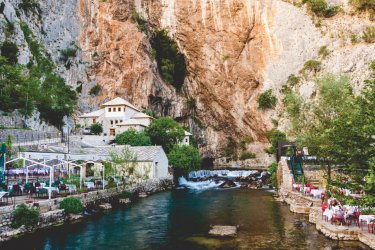 Source de la rivière Buna à Blagaj. - Hija - iStockphoto
