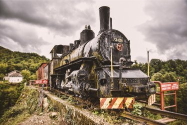 Locomotive austro-hongroise, en face de la reconstitution du pont détruit de Jablanica. - Tatran Studio - Shutterstock.com