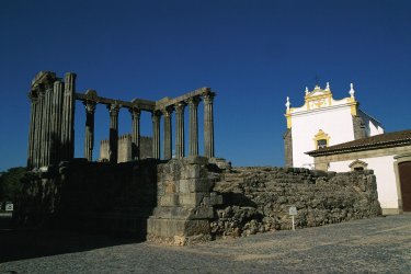 Temple romain d'Évora. - Author's Image