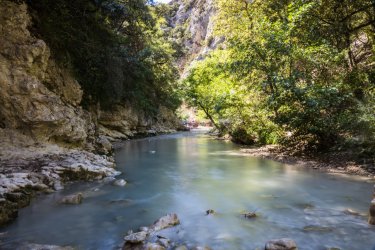 Les Gorges du Toulourenc à visiter les pieds dans l'eau. simonwhitehurst - stock.adobe.com