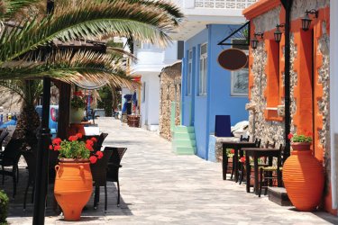 Petite rue près de la plage de Myrtos. - Clubfoto - iStockphoto