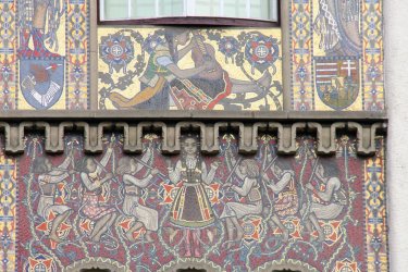 Mosaïque sur la façade du palais de la Culture de Târgu Mureş. - Stéphan SZEREMETA