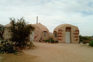 Les maisons en boue du kibboutz Lotan. - Alexandra VARDI