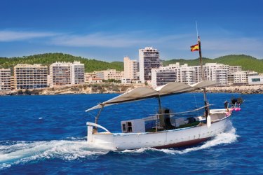 Bateau dans la baie de Sant Antoni. - LUNAMARINA