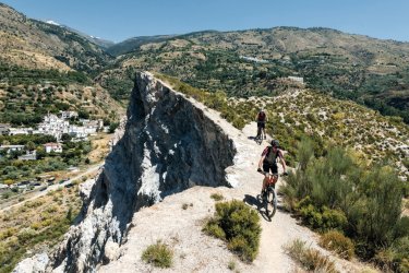 VTT sur une falaise de la Sierra Nevada. Saro17- iStockphoto.com