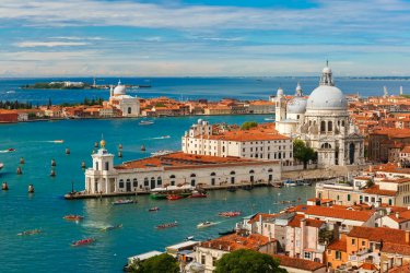 Vue le Campanile di San Marco et la Basilique Santa Maria della Salute. Kavalenkava Volha - Shutterstock.com