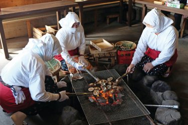Des plongeuses ama en train de faire griller leurs coquillages, Toba. Julien Loock