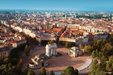 Vue aérienne de Milan et sa Piazza Sempione. - Narvikk - iStockphoto