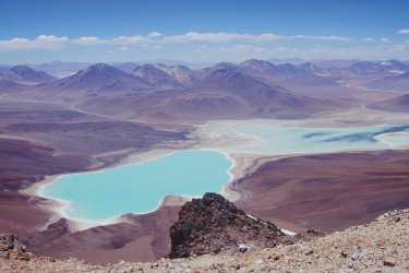 Vue panoramique sur le lac de cratère du volcan Licancabur. - Antoine FERRIER - PictureFrom