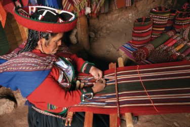 Tisseuse dans le village de Chinchero. - Stéphan SZEREMETA
