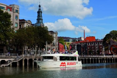 Départ d'une balade au fil de l'eau devant l'hôtel de ville. - Philippe GUERSAN - Author's Image