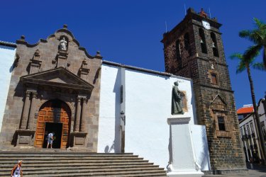 Au coeur de la ville, la place d'Espagne et l'église Matriz. - Carine KREB