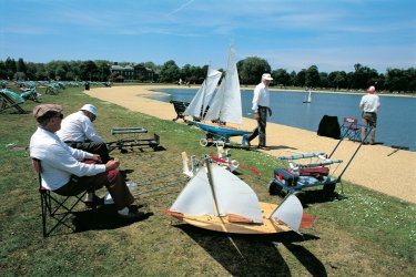 Kensington Gardens et ses maquettes de voilier devant Round Pond. John Frechet - Iconotec