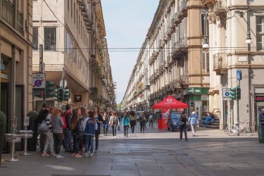 Tourisme sur Via Garibaldi, Turin. Claudiodivizia - iStockphoto