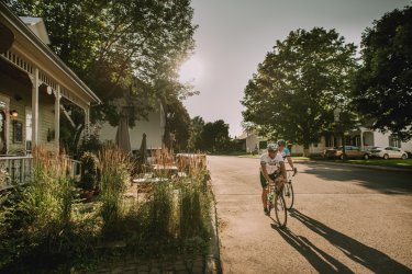 Vélo dans le joli village de Saint-Antoine-de-Tilly. - Stéphanie Allard
