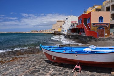 Bateau de pêche sur la plage du village de El Medano, Tenerife. - Pawel Kazmierczak - Shutterstock.com