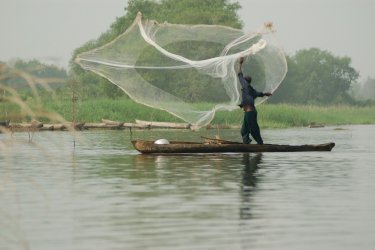 Pêcheur du lac Ahémé. - C. THARREAU - Association 1,2,3 Déclics