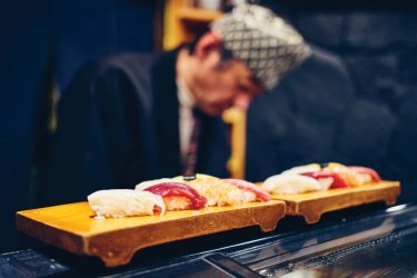 Chef préparant des sushis, Tokyo. RichLegg - iStockphoto.com