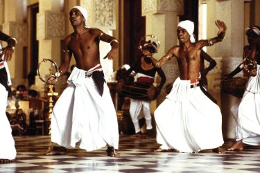 Danseurs et musiciens lors d'Esala Perahera à Kandy - Alamer - Iconotec