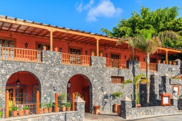 Bâtiment colonial dans la ville de Costa Adeje, Tenerife. - Pawel Kazmierczak - Shutterstock.com