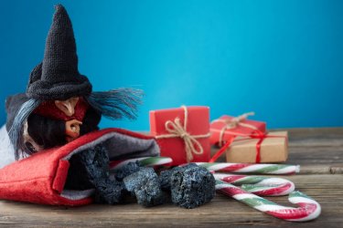 La Befana avec du charbon et des bonbons. vetre - Shutterstock.com