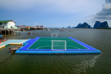 Terrain de football flottant à Koh Panyee. - SP rabbito - Shutterstock.com