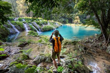 Exploration des piscines naturelles de Semuc Champay. - Galyna Andrushko / Shutterstock.com