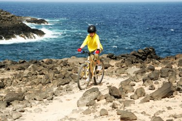 Balade à vélo sur le littoral de Lanzarote. - travelview - Shutterstock.com