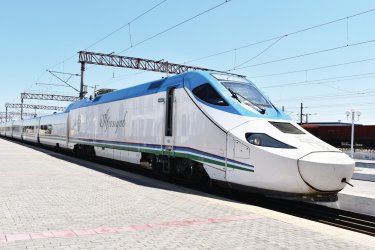 Train D'Afrosiyob à la gare de Boukhara - krarte