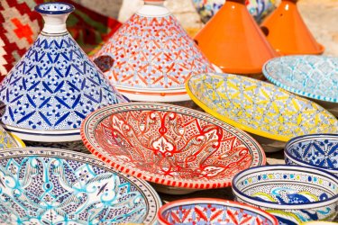 Plats à tajine sur un souk. Andreas Wolochow - Shutterstock.com