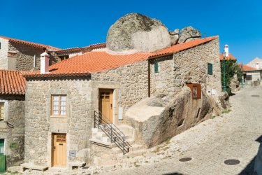 Maisons en pierre et rues historiques nerrow du village de Monsanto. - Kartinkin77 - Shutterstock.com