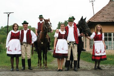 Jeunesse de la communauté hongroise en costume traditionnel. Stéphan SZEREMETA