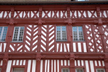 Façade à colombages, Houdan. - PackShot - stock.adobe.com