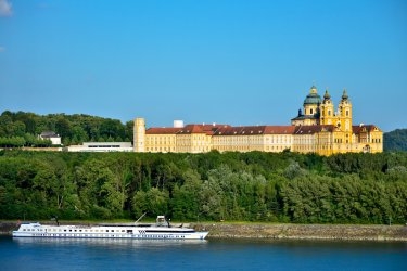 Vue sur l'abbaye de Melk, depuis le Danube. - World travel images