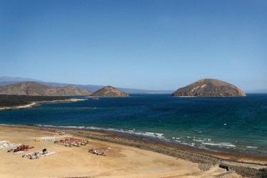 La plage et l'île de Guinni Kôma (ou