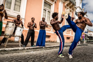 Musiciens et danseurs de Capoiera dans les rues de Salvador. - Filipe Frazao - Shutterstock.com