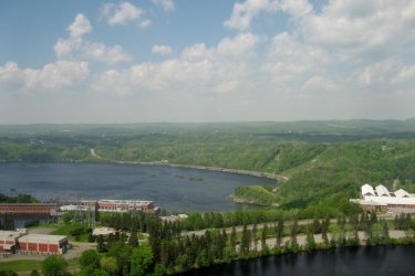 Vue sur la centrale Shawinigan-2 depuis la tour d'observation de la Cité de l'énergie. - Valérie FORTIER
