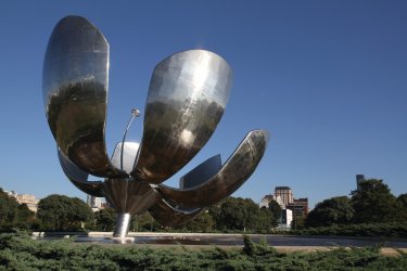La grande fleur métallique Floralis Genérica dans le parc de la Plaza de las Naciones Unidas. - Stéphan SZEREMETA