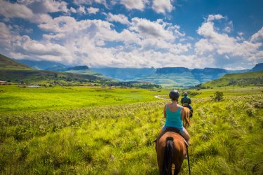 Randonnée équestre dans le Royal Natal national park. - Diriye Amey - Shutterstock.com