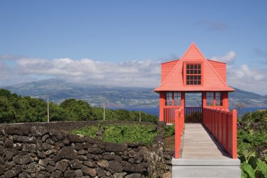 Kiosque rouge au musée du vin, Île de Pico. darkSideOfPink - iStockphoto.com