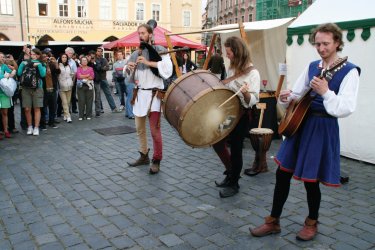 Animation médiévale sur la place de la vieille ville. - Stéphan SZEREMETA
