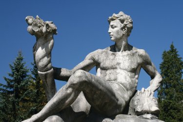 Statue dans le jardin du château de Peleş. - Stéphan SZEREMETA