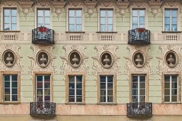 Façade d'un immeuble sur la Piazza Collegiata. - Berezko - iStockphoto.com