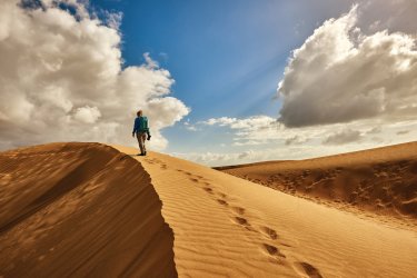 Balade dans les dunes de Maspalomas. - stock_colors - iStockphoto.com