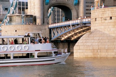 Bateau sur la Tamise passant sous le Tower Bridge. - John Frechet - Iconotec