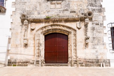 Porte de Casa del Cordon. - gg-foto - Shutterstock.com